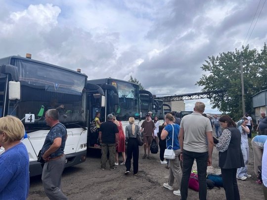 Сегодня в Подмосковье отправятся первые автобусы из Курской области — из региона эвакуируют 100 детей и 30 взрослых